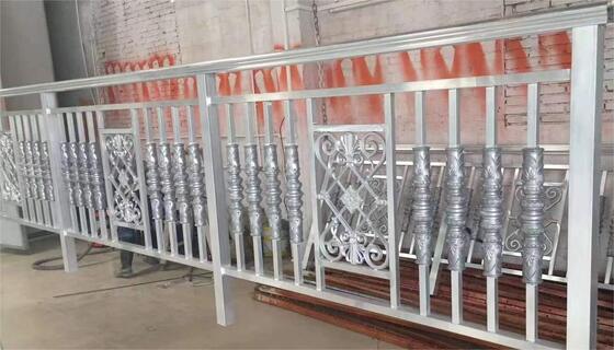 मजबूत आसंजन और लंबे समय तक चलने वाली सुरक्षात्मक फिल्म के साथ बड़े हार्डवेयर पीवीडी वैक्यूम कोटिंग मशीन