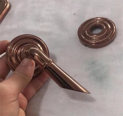 उच्च कठोरता एंटी-स्क्रैच कोटिंग और पूर्ण ऑटो नियंत्रण प्रणाली के साथ स्मार्ट लॉक घटक पीवीडी वैक्यूम प्लेटिंग मशीन